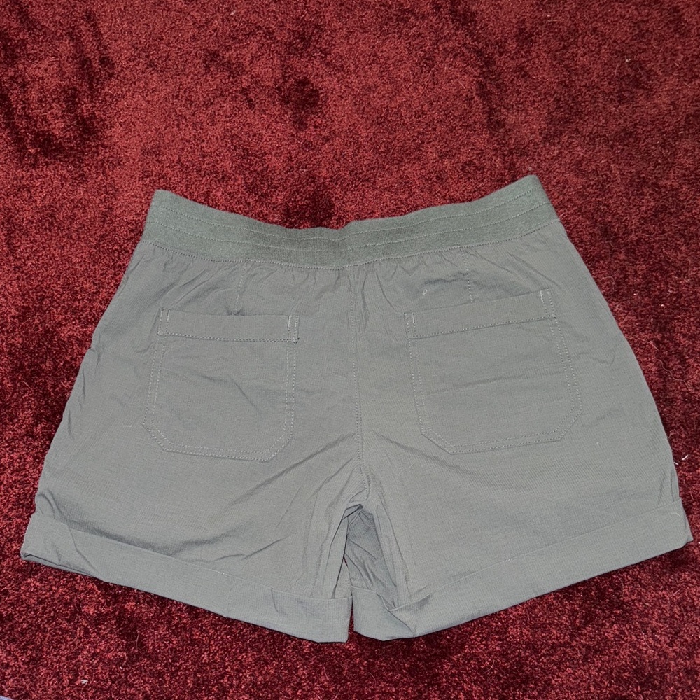 Te verde cuffed green shorts